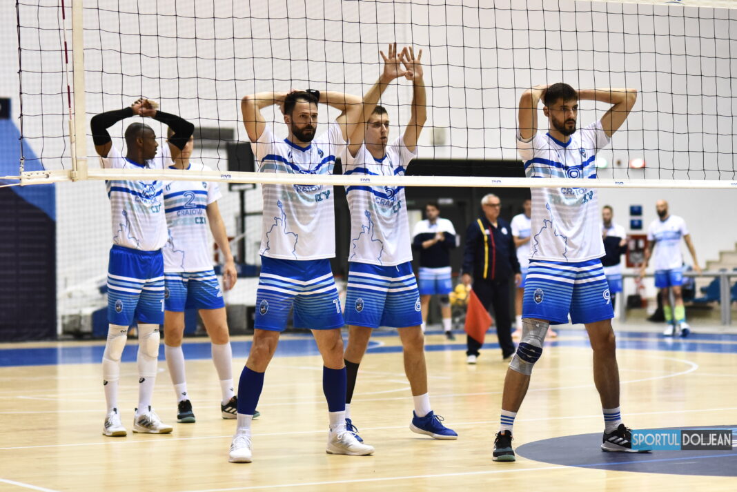 Volei: SCMU Craiova pierde în cinci seturi pe terenul Stelei