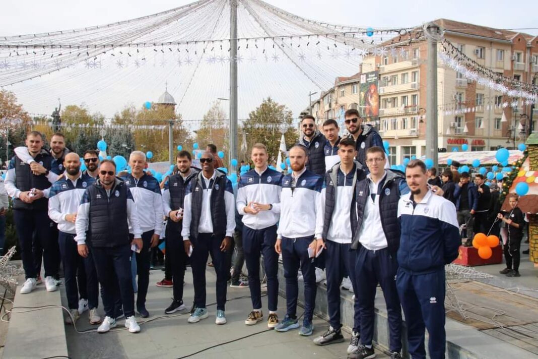 Volei: În mijlocul elevilor de la Frații Buzești. Autografe și invitații la meciurile cu Baia Mare și Fenerbahçe