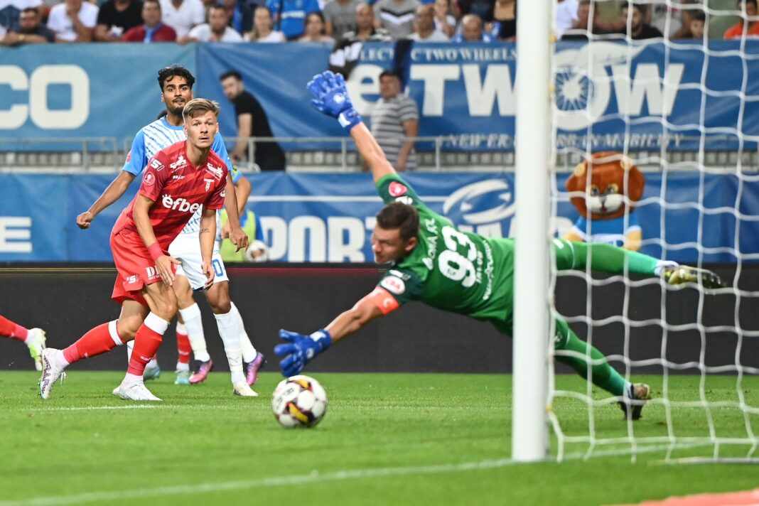 Superliga | Universitatea Craiova o bate pe UTA cu 3-0 și urcă pe primul loc